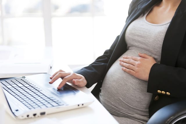 Perempuan hamil bekerja, bagaimana UU mengaturnya ? berikut ulasannya
